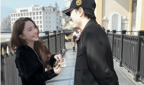 Việt Anh có hành động đặc biệt dành cho Quỳnh Nga, ánh mắt tình tứ gây sốt