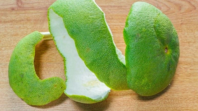 Vỏ bưởi từ lâu đã được sử dụng trong dân gian như một nguyên liệu chăm sóc tóc an toàn, lành tính