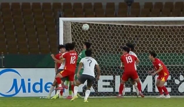 Hàng thủ áo đỏ thi đấu thiếu tập trung trong hiệp 2