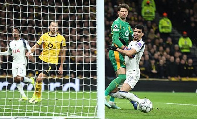 Tình huống ghi bàn tương đối bị động của Dominic Solanke.