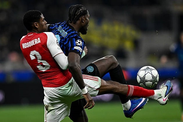 Cristhian Mosquera – 6.8 Có màn trình diễn tương đối ổn trong lần đầu tiên ra sân sau hơn 6 tuần, giúp Gabriel được nghỉ ngơi. Anh có hai pha cản phá quan trọng đầu trận để từ chối Thuram và khả năng ra quyết định khá ấn tượng, dù điểm số thống kê không quá cao.