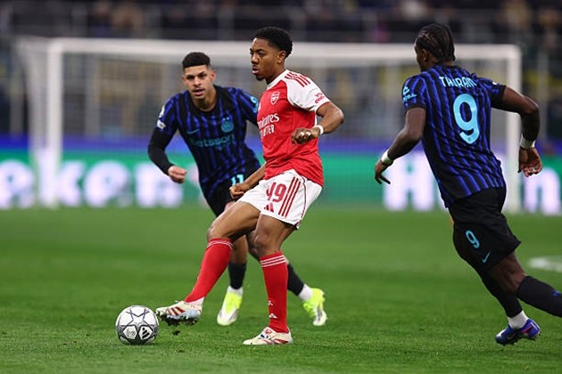 Myles Lewis-Skelly – 7.1 Có cơ hội tốt ngay phút đầu tiên và góp công vào pha phối hợp dẫn đến bàn mở tỷ số của Jesus. Quyết liệt trong các pha tranh chấp 5-5 và thể hiện tốt hơn các trận trước, dù đôi khi vẫn tỏ ra hơi chậm chạp trong các cuộc đua tốc độ.