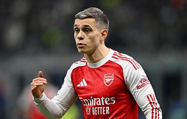 Leandro Trossard – 7.3 Tiếp tục là một điểm sáng. Góp công lớn vào bàn mở tỷ số với cú đánh đầu dội xà ngang từ tình huống phạt góc và suýt ghi bàn với cú vô lê chệch cột. Dù đôi khi giữ bóng hơi lâu, Trossard luôn tạo ra sự nguy hiểm.