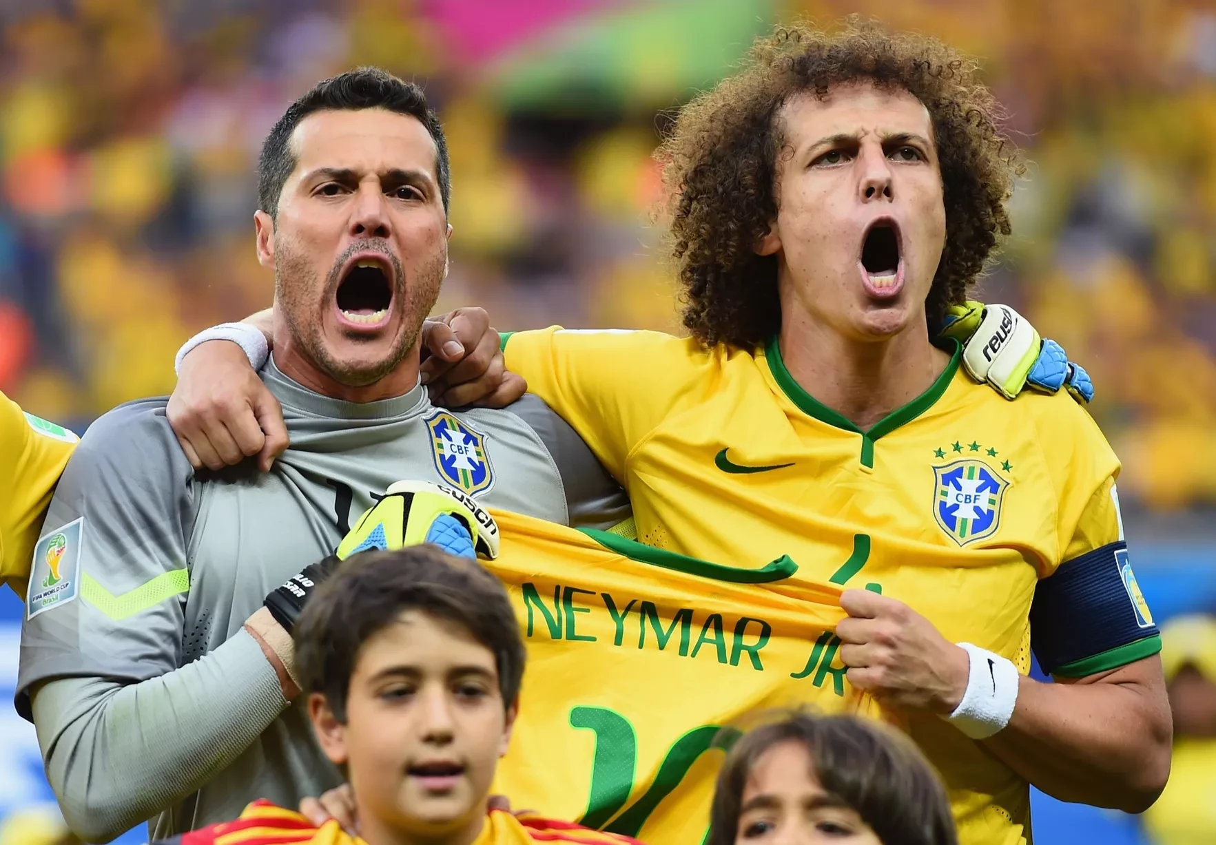 David Luiz, Julio Cesar giơ cao áo Neymar.