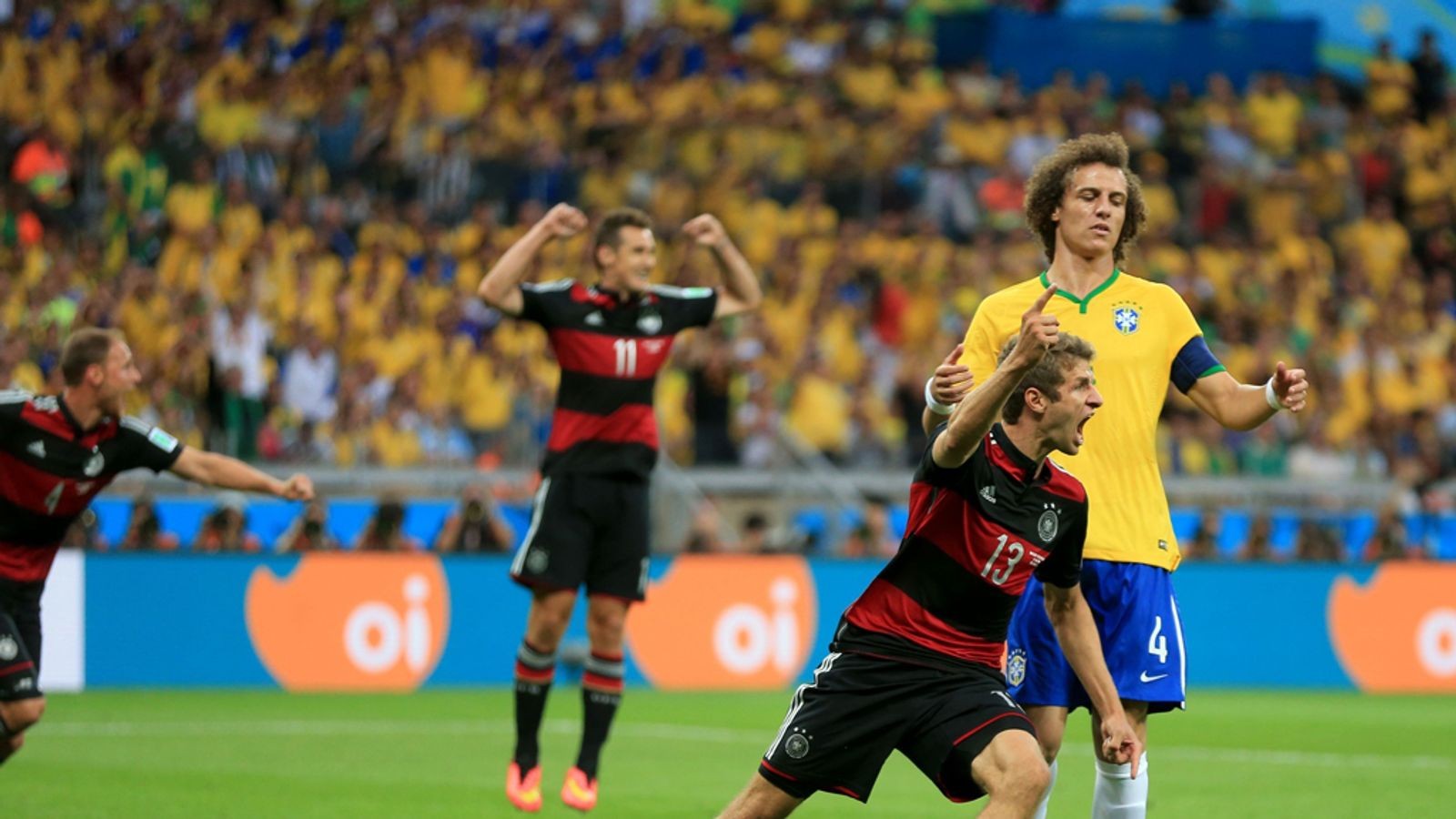 Thomas Muller mở màn cơn ác mộng Mineirao.