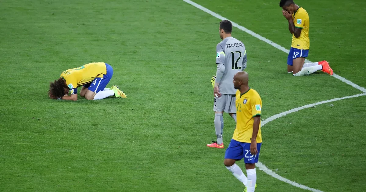 David Luiz quỳ gục giữa thánh địa sụp đổ.