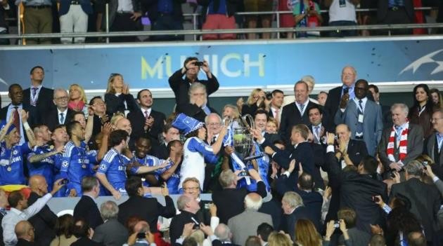 David Luiz nâng cao cúp vô địch Champions League cùng Chelsea năm 2012.