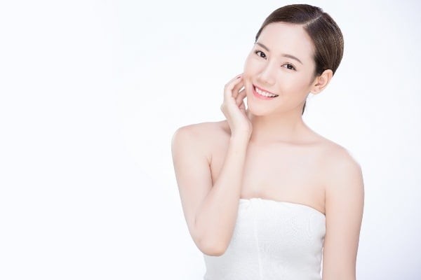 Ở một số trường hợp, bề mặt da có thể trở nên bóng loáng, mịn màng giả tạo nhưng khi chạm vào lại thấy căng rát và kém đàn hồi. 