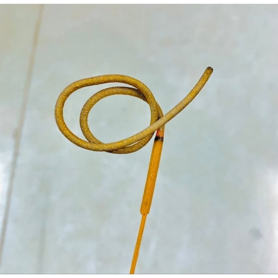 Hương cuốn tàn là một điềm báo tốt lành. Ảnh minh hoạ