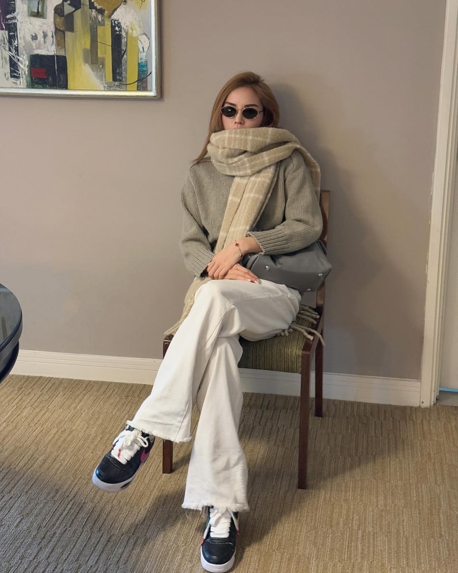 Những thiết kế áo len dáng ôm nhẹ, không họa tiết rườm rà, thường được phối với quần âu hoặc jeans suông, tạo nên tổng thể hài hòa và thanh lịch.