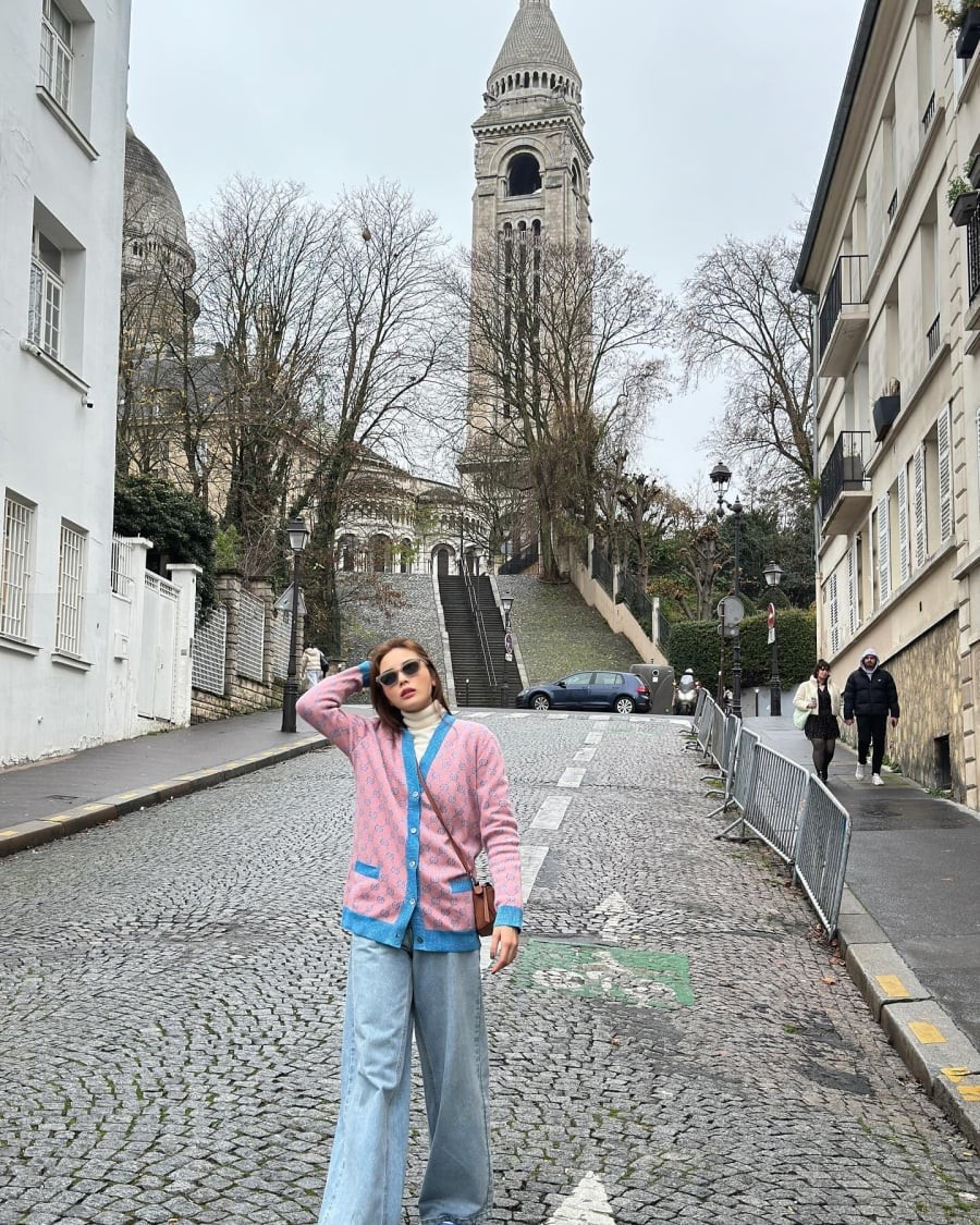 Những chiếc cardigan dáng ngắn hoặc lửng, đi cùng quần cạp cao, giúp tỷ lệ cơ thể được cải thiện rõ rệt.