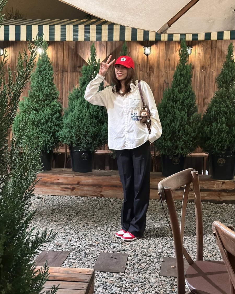 Khi kết hợp với quần âu ống rộng, set đồ mang lại cảm giác thanh lịch hiện đại; còn khi phối cùng quần jeans suông, tổng thể lại trở nên cá tính và năng động hơn. 