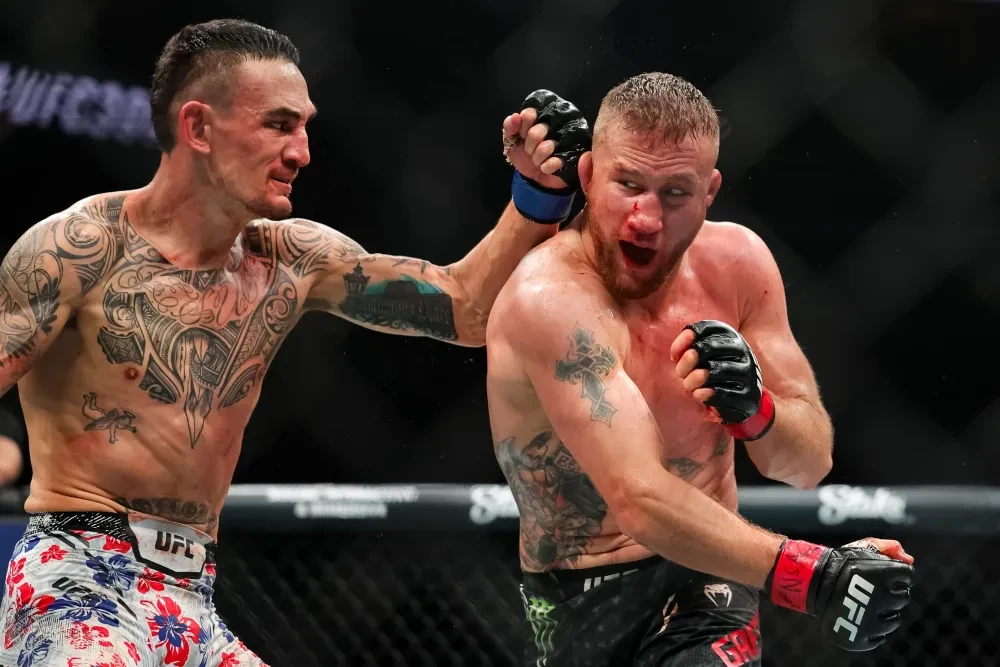 Justin Gaethje trong trận đấu với Max Holloway tại UFC 300