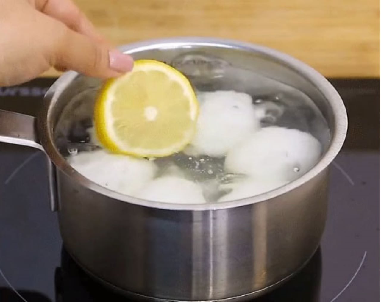 Cho thêm 1 lát chanh vào nồi luộc trứng 
