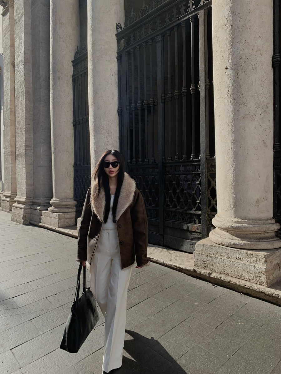 Áo khoác da luôn được xem là biểu tượng của phong cách cá tính và mạnh mẽ, đồng thời cũng là món đồ có giá trị sử dụng lâu dài trong tủ quần áo mùa lạnh.