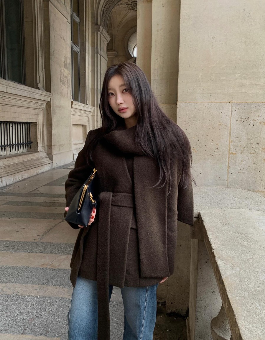 Bên trong áo khoác dạ, một lớp áo len mỏng hoặc áo nỉ là đủ để giữ ấm mà vẫn đảm bảo sự thoải mái khi di chuyển.