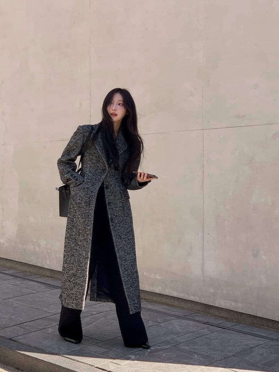 Trong mùa đông, áo khoác dáng dài luôn được đánh giá cao nhờ khả năng giữ nhiệt tốt và mang lại vẻ ngoài thanh lịch.