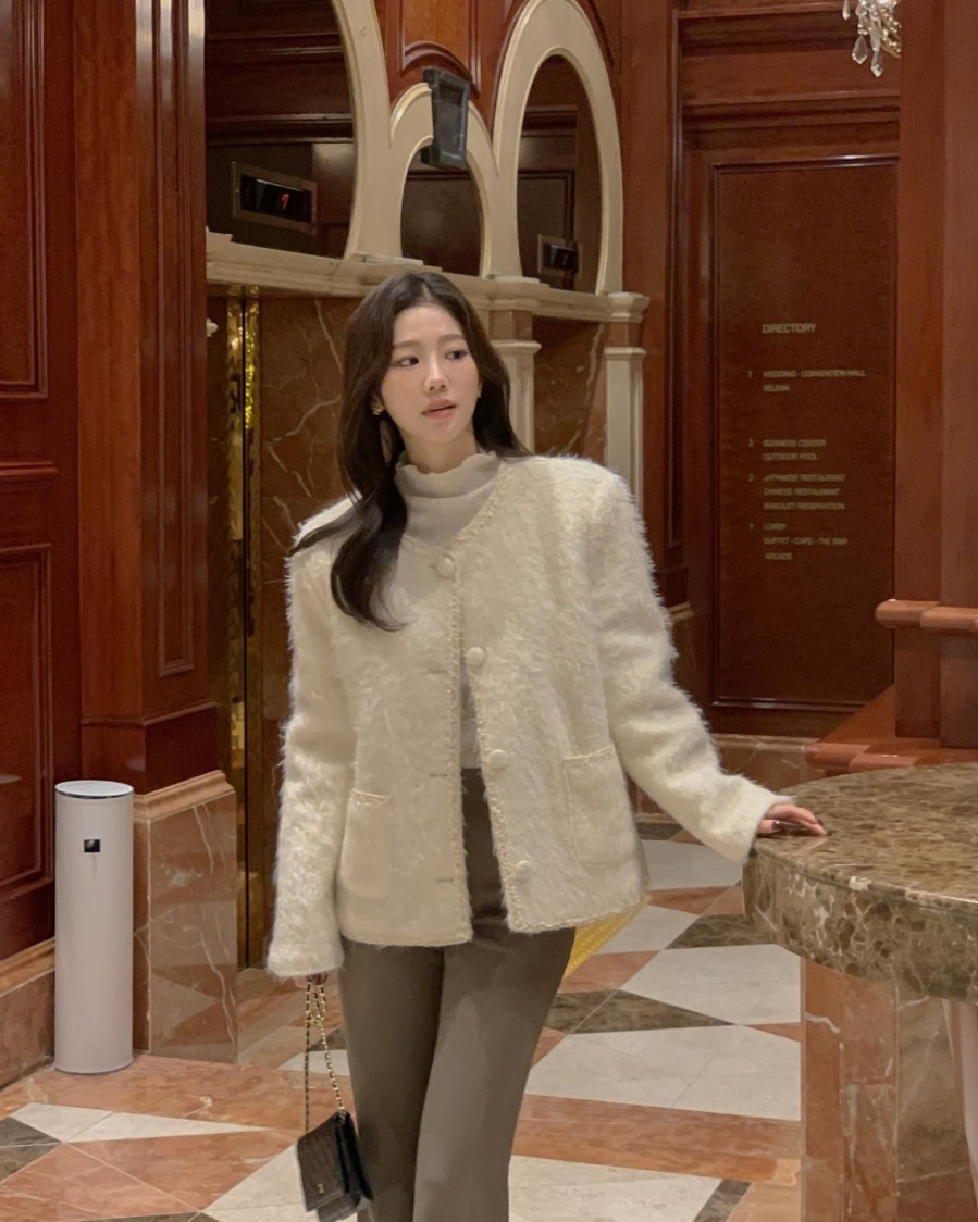 Khi nhiệt độ xuống thấp nhất, áo khoác lông trở thành giải pháp tối ưu nhờ khả năng giữ ấm vượt trội. 