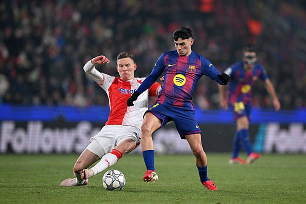 Pedri gặp chấn thương ở trận đấu với Slavia Prague.
