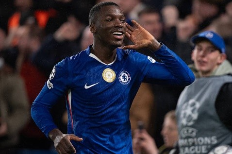 Caicedo sắm vai người hùng của Chelsea.