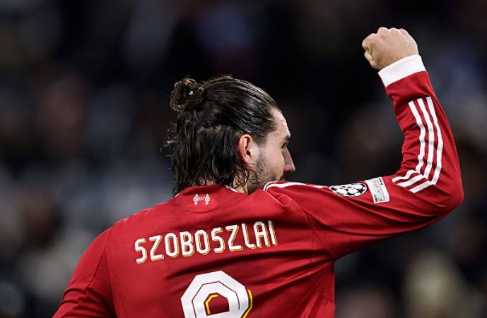 Szoboszlai có cú sút phạt đầy tinh quái.