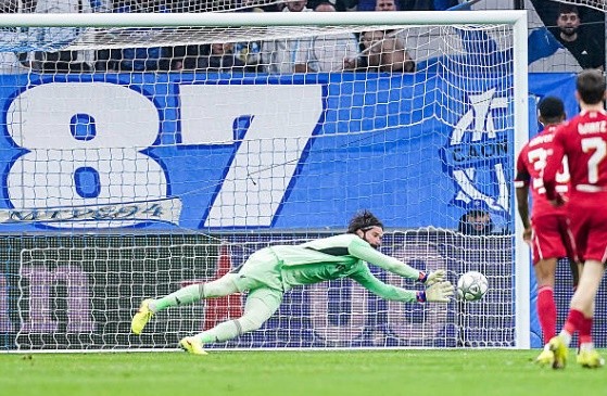 Alisson Becker (8.0 điểm): Một trận đấu xuất sắc của người gác đền Brazil. Anh duy trì sự tập trung cao độ ngay từ đầu trận để hóa giải các tình huống băng cắt của Gouiri và Greenwood. Đặc biệt, pha cứu thua không tưởng trước cú dứt điểm của Aubameyang ở cuối trận đã giúp Liverpool bảo toàn mành lưới, khẳng định đẳng cấp của một thủ môn hàng đầu thế giới.