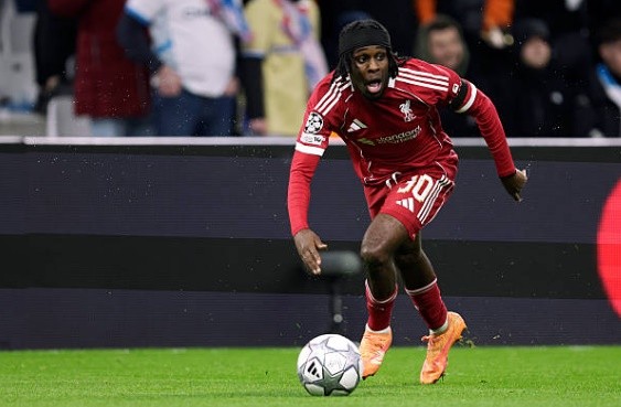 Jeremie Frimpong (7.4 điểm): Dù vị trí hậu vệ phải vẫn còn gây tranh cãi về mặt chuyên môn, nhưng tốc độ xé gió của Frimpong là thứ vũ khí không thể phủ nhận. Chính nỗ lực đột phá và quả tạt khó chịu của anh đã trực tiếp khiến thủ môn đối phương lúng túng phản lưới nhà, nhân đôi cách biệt cho đội khách.