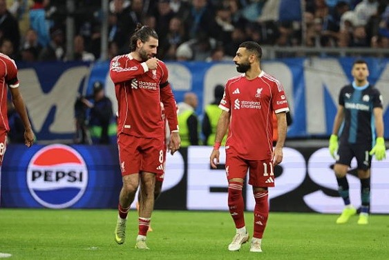 Mohamed Salah (6.9 điểm): Trái với sự kỳ vọng, Salah đã có một màn tái xuất khá mờ nhạt. Ngôi sao người Ai Cập tỏ ra thiếu cảm giác bóng và bỏ lỡ một cơ hội mười mươi ở những phút cuối. Có lẽ anh vẫn cần thêm thời gian để lấy lại nhịp độ thi đấu tốt nhất sau quãng nghỉ dài.