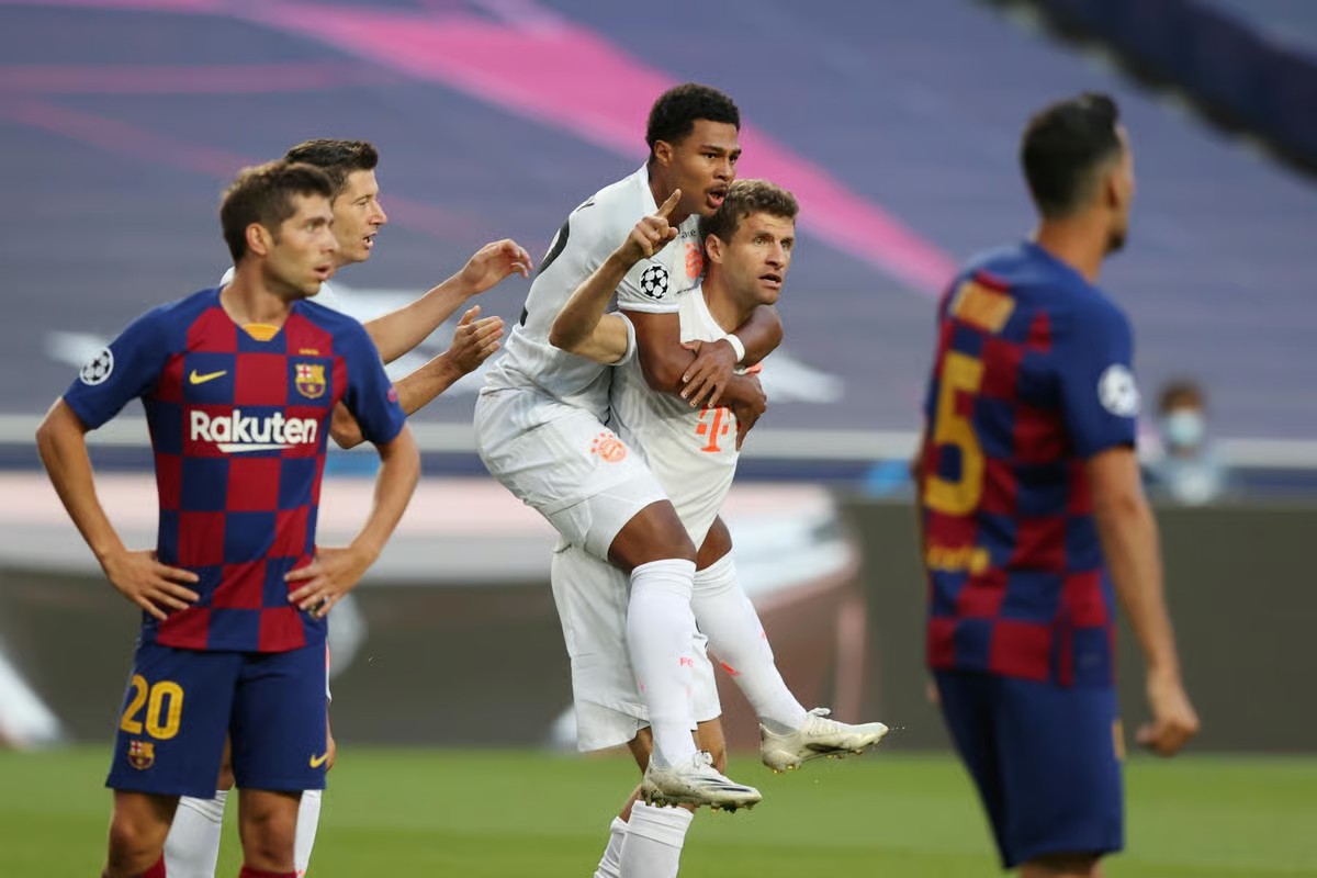 Chín mươi phút thay đổi lịch sử hai gã khổng lồ.