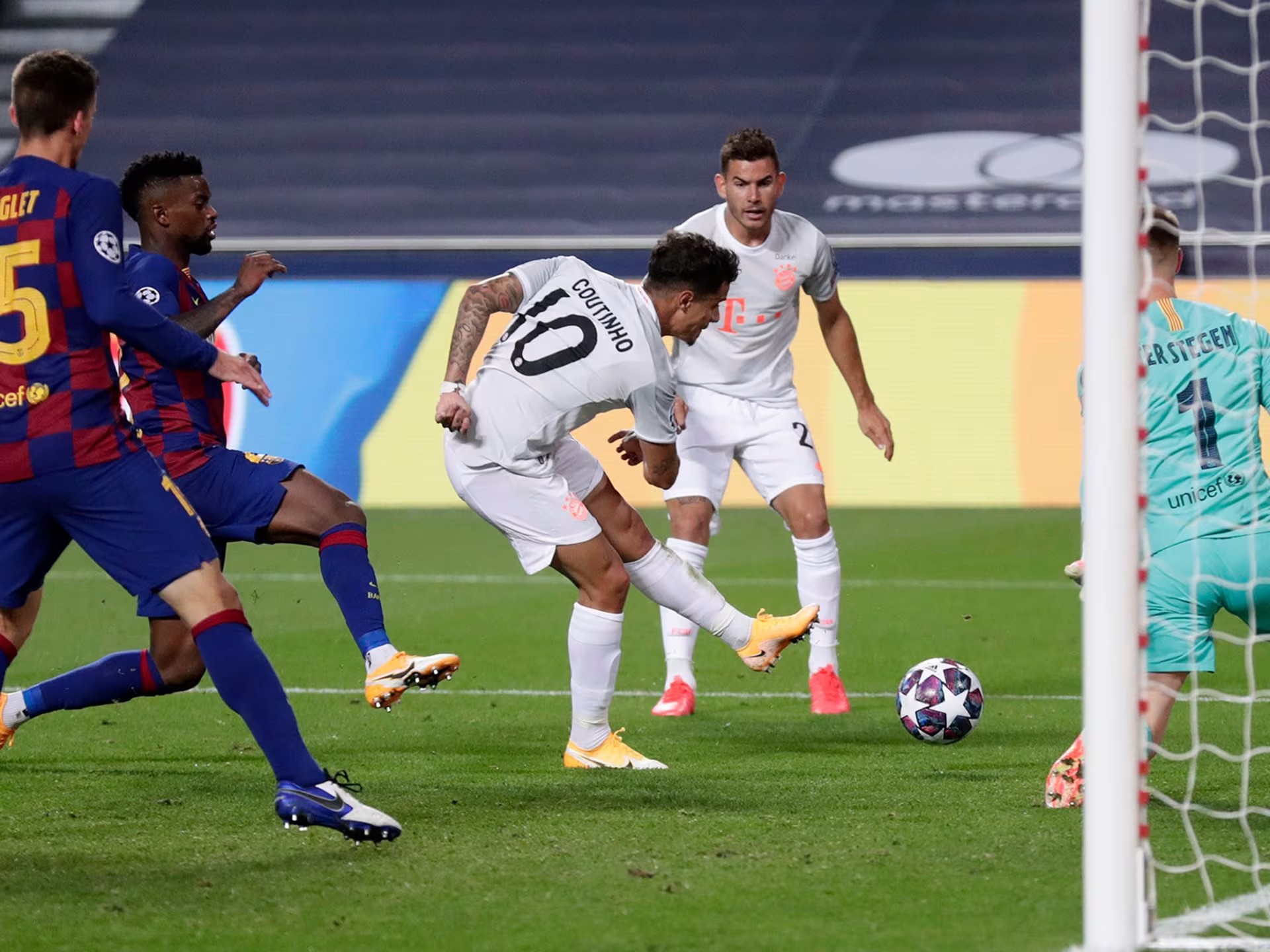 Coutinho xát muối vào vết thương Barca.