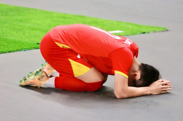 Đình Bắc quỳ gối xin lỗi người hâm mộ sau trận thua U23 Trung Quốc. Ảnh: Facebook nhân vật