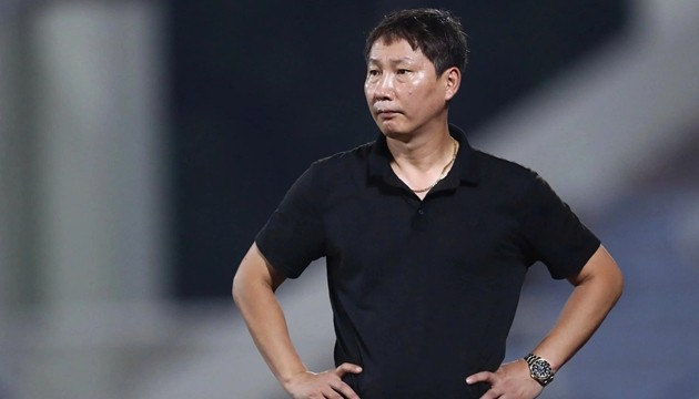 HLV Kim Sang-sik đối mặt với bài toán khó.