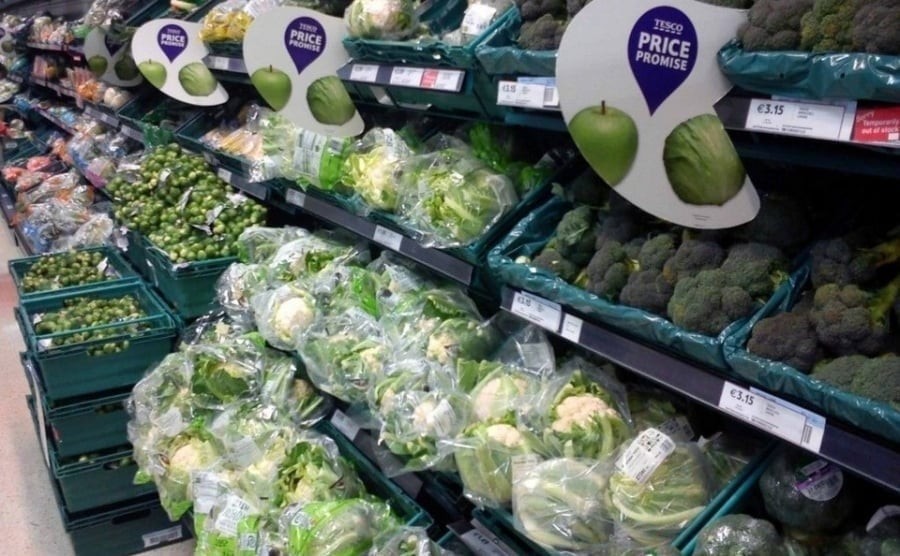 Những khay trái cây đã gọt sẵn, cắt miếng đẹp mắt và bọc kín thường khiến nhiều người lựa chọn vì sự nhanh gọn, tiện lợi.