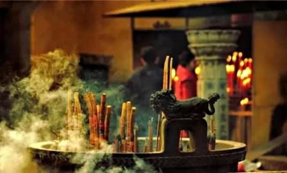 Hương hỏa gắn liền với tín ngưỡng thờ cúng tổ tiên, tượng trưng cho phúc lộc và sự che chở của dòng tộc. 