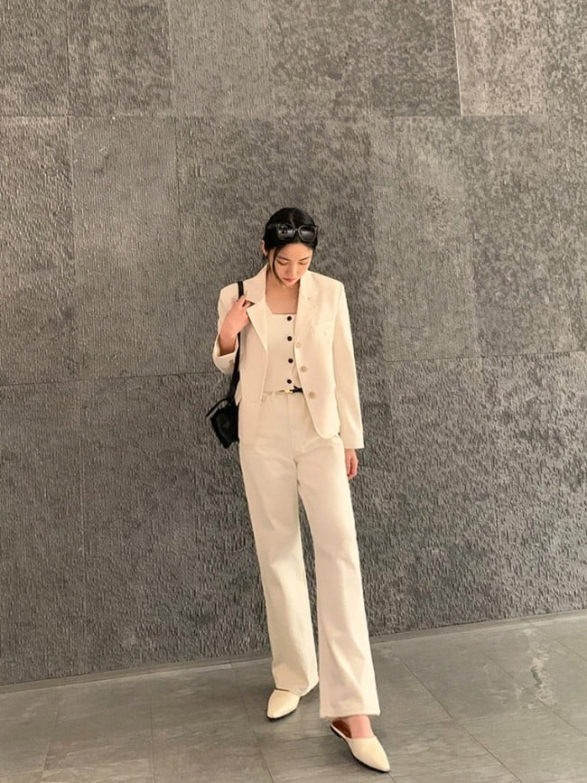 Set đồ trắng toàn tập không chỉ mang lại cảm giác sành điệu mà còn đặc biệt phù hợp với thời tiết mùa Hè nhờ vẻ ngoài nhẹ nhàng, thoáng đãng và mát mắt.