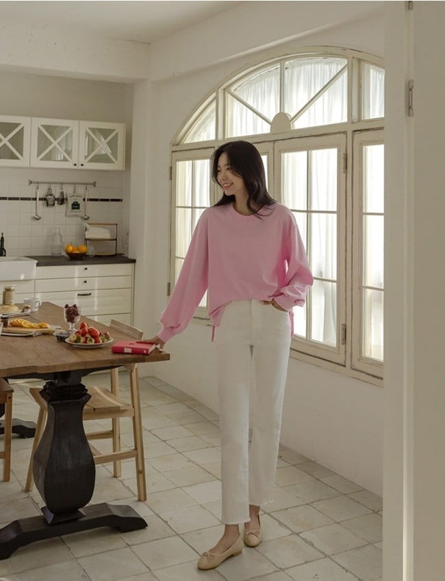 Một trong những ưu điểm lớn nhất của quần jeans trắng chính là khả năng kết hợp hài hòa với gần như mọi gam màu.