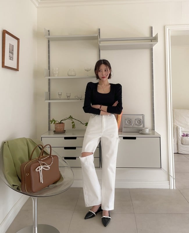 Để tránh cảm giác rối mắt, nên ưu tiên những mẫu jeans trắng rách có thiết kế tối giản, vết rách vừa phải và bố trí hợp lý. 