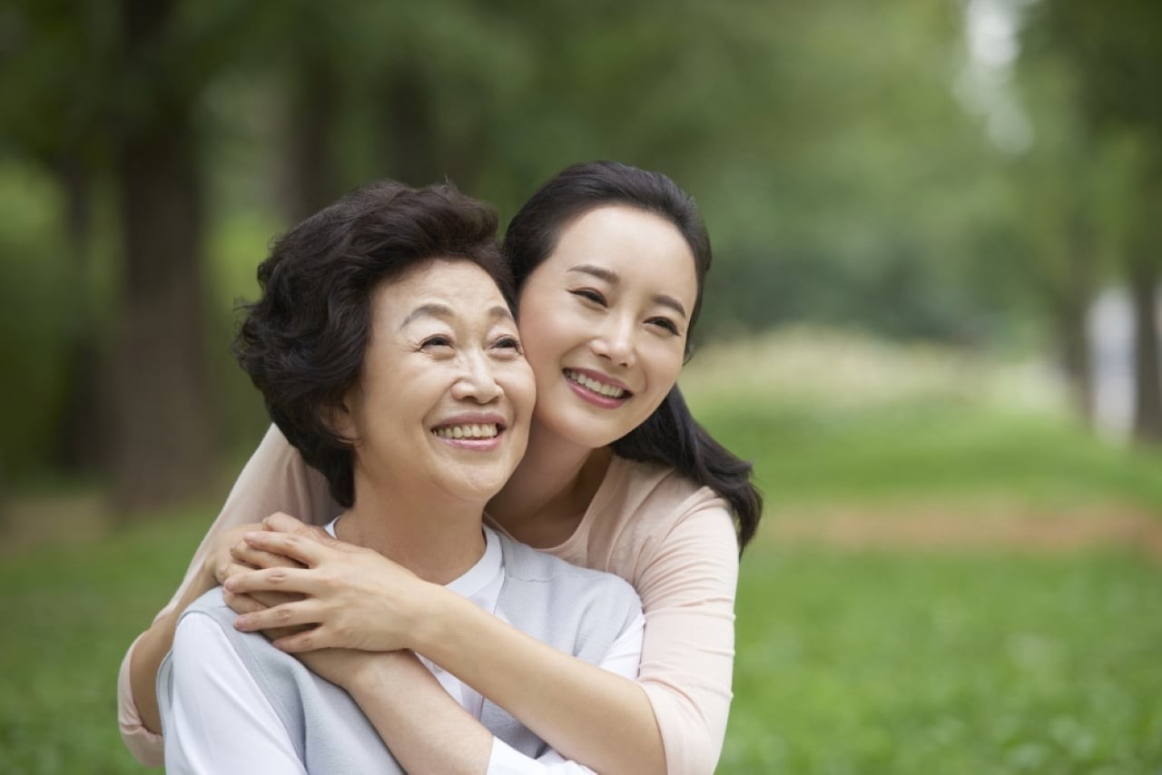 Đừng tiếc tiền cho việc báo hiếu cha mẹ, vì nó cũng chẳng thấm vào đâu so với việc họ đã dành cả đời để chăm lo cho bạn. (Ảnh minh họa)