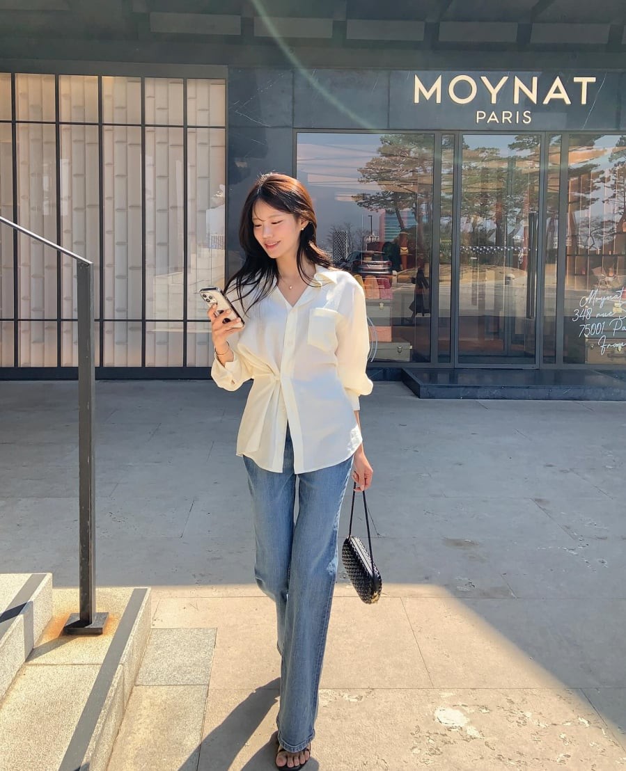 Phom dáng suông thẳng giúp che khuyết điểm hiệu quả, đồng thời mang lại cảm giác thoải mái – yếu tố ngày càng được ưu tiên trong thời trang hiện đại.

