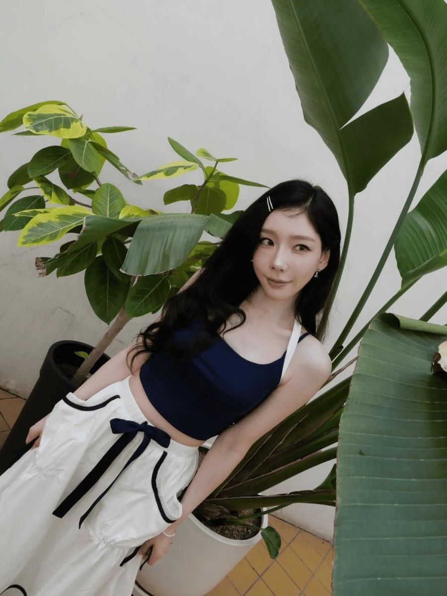 Những gam màu trầm như tím mận hay xanh navy giúp làm dịu cường độ Hỏa, tạo chiều sâu và sự chín chắn trong hình ảnh cá nhân.