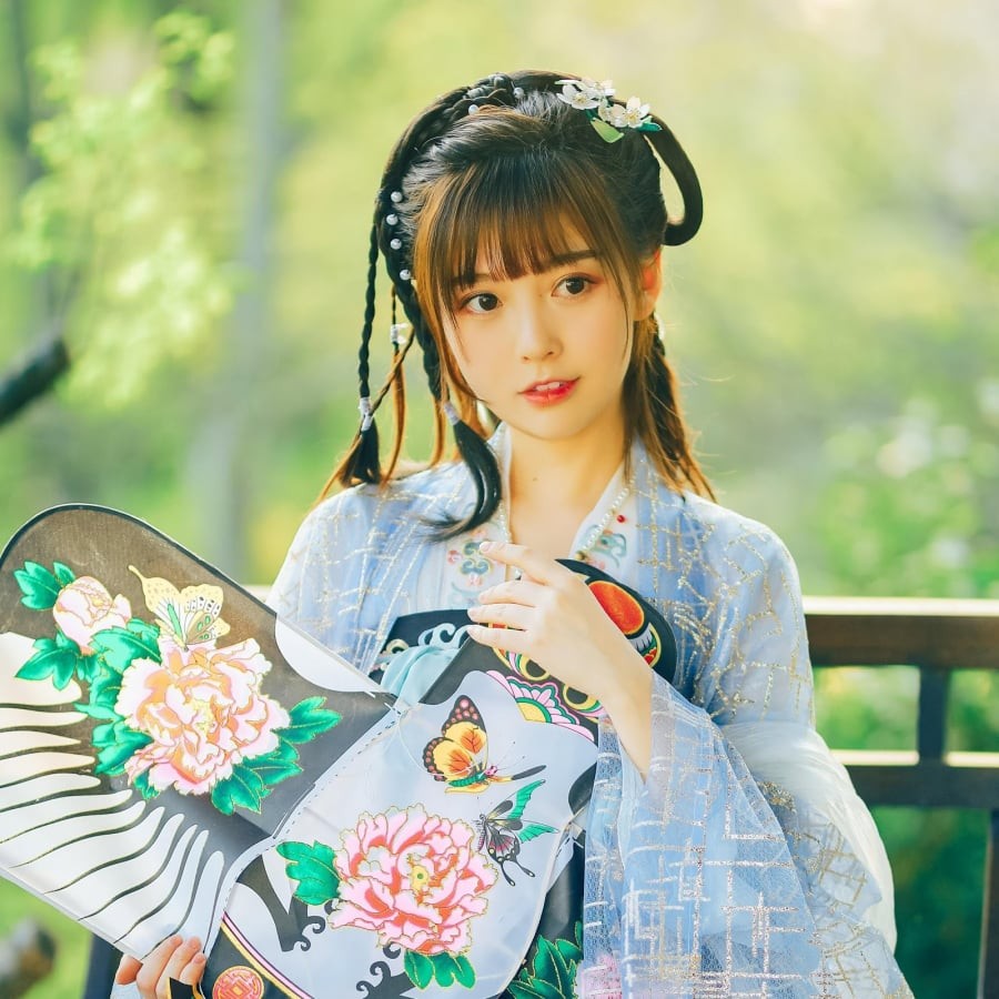 Hinh-dai-dien-gai-xinh-co-trang