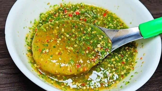 Vị mặn – chua – cay cân bằng giúp thịt gà đậm đà hơn mà không bị ngấy.