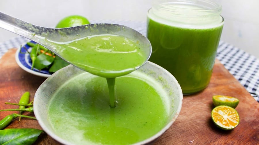 Đây là loại nước chấm rất được ưa chuộng trong các quán gà, đặc biệt khi ăn gà luộc hoặc gà hấp. Vị cay the, thơm mùi ớt xanh và lá chanh khiến thịt gà “bật vị” rõ rệt.