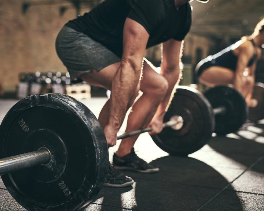 Buổi sáng sớm là lúc cơ thể vừa trải qua một đêm dài nghỉ ngơi, lượng glycogen (đường dự trữ) trong gan và cơ bắp đang ở mức thấp. Khi bắt đầu vận động vào thời điểm này, cơ thể có xu hướng huy động mỡ thừa làm nguồn năng lượng chính, thay vì sử dụng đường.