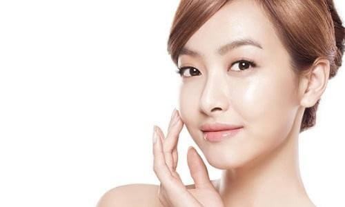 Ngoài ra, các thành phần có tính làm dịu như chiết xuất trà xanh cũng giúp xoa dịu cảm giác châm chích, hỗ trợ da hồi phục một cách nhẹ nhàng.