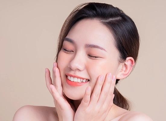 Việc bổ sung vitamin C vào buổi sáng, dù thông qua chế độ ăn hay quy trình chăm sóc da, đều mang lại lợi ích đáng kể.