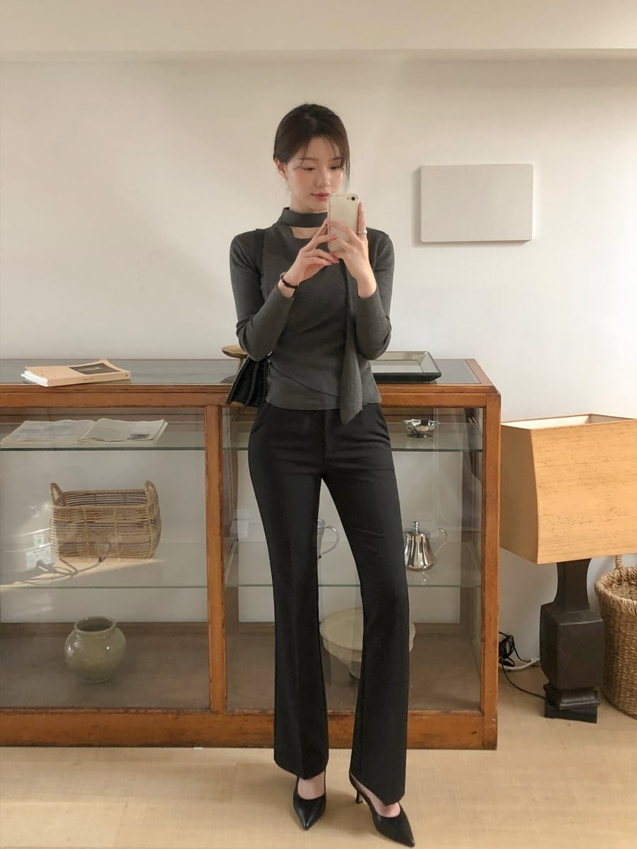  Độ loe không quá lớn còn giúp cân đối phần bắp chân hoặc cổ chân, mang lại cảm giác mềm mại mà vẫn gọn gàng.