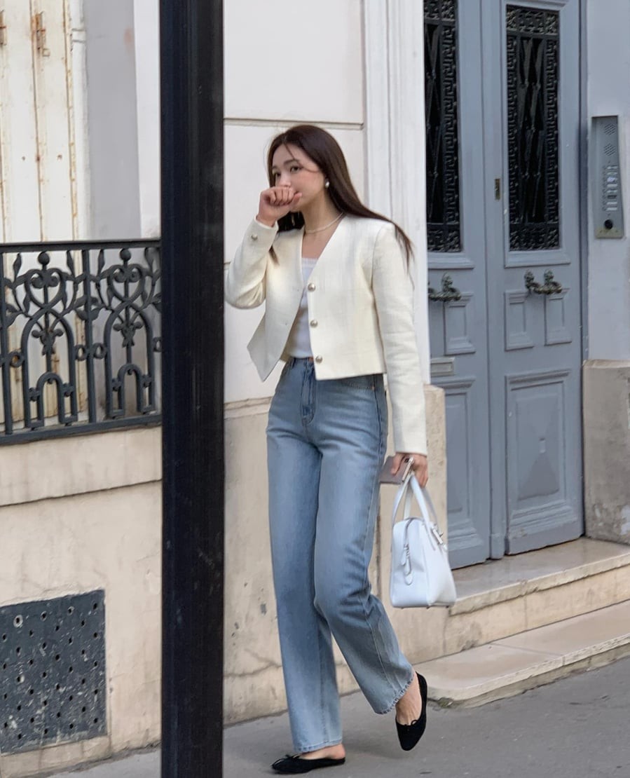 Phom dáng thẳng từ hông xuống gấu tạo cảm giác đôi chân liền mạch, gọn gàng và cân đối hơn. 