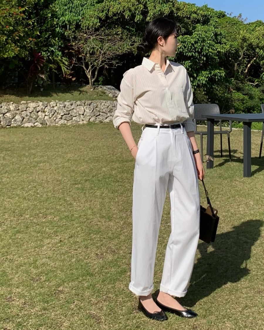 Phom quần suông nhẹ từ hông xuống gấu giúp che phần đùi nhưng vẫn giữ được đường thẳng cần thiết, nhờ đó đôi chân trông dài và gọn hơn thay vì bị “nuốt dáng”.