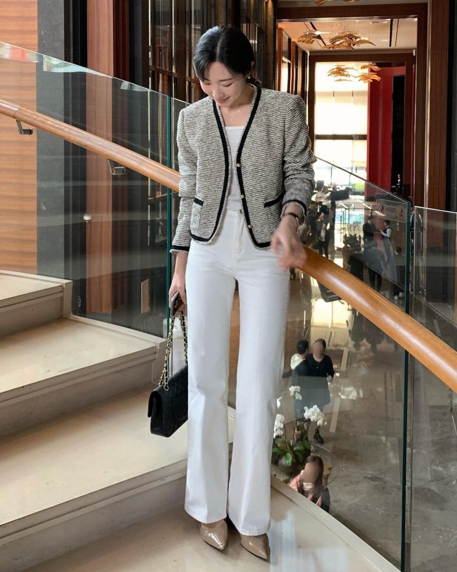 Quần sáng màu ống gọn với đường cắt gọn gàng và độ ôm vừa phải có thể tạo cảm giác nhẹ nhàng, hiện đại mà không hề “phô dáng” như nhiều người lo lắng.